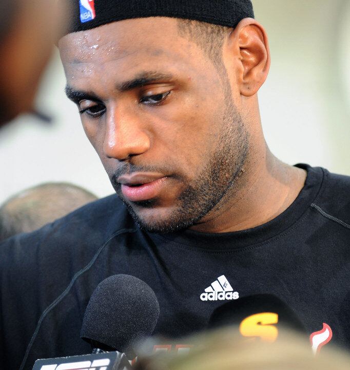 LeBron James debuta con los 76ers y no se conforma con menos: 'No dejé a mi familia para perder en la segunda ronda'