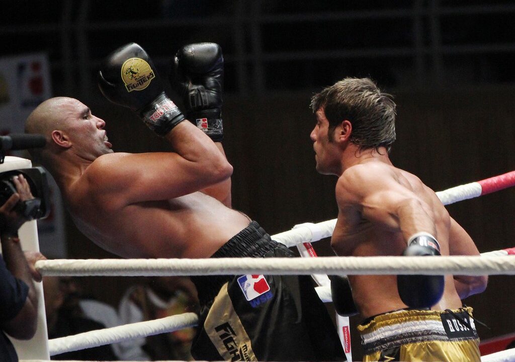 Oscar De La Hoya regaló los últimos rounds ante Félix Trinidad y lo pagó caro